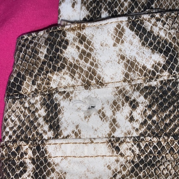 {Q2} Snakeskin Print Jeans - Picture 5 of 5